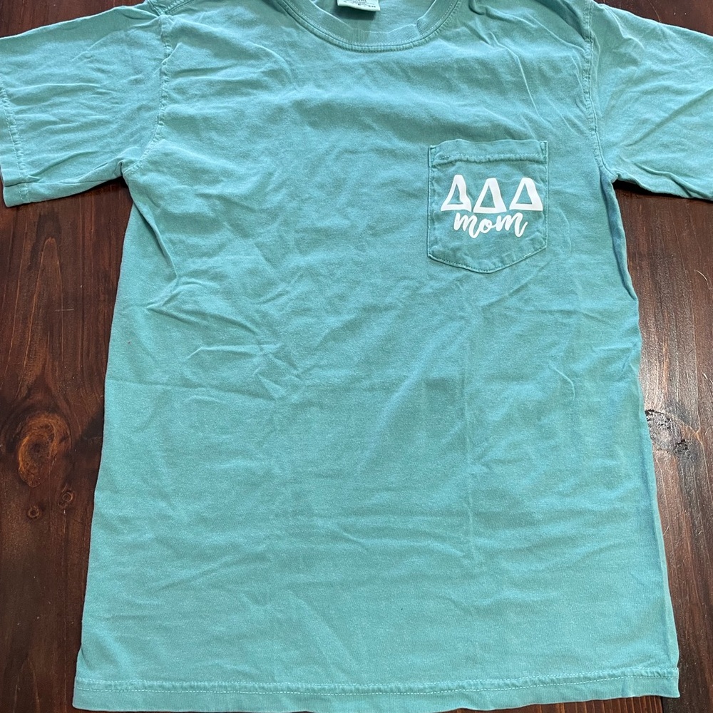 Light green “mom” triangle tshirt